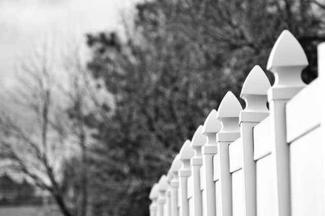 bílý plot, černobílá fotografie