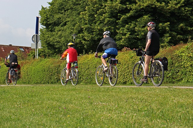 skupinka cyklistů na cyklostezce